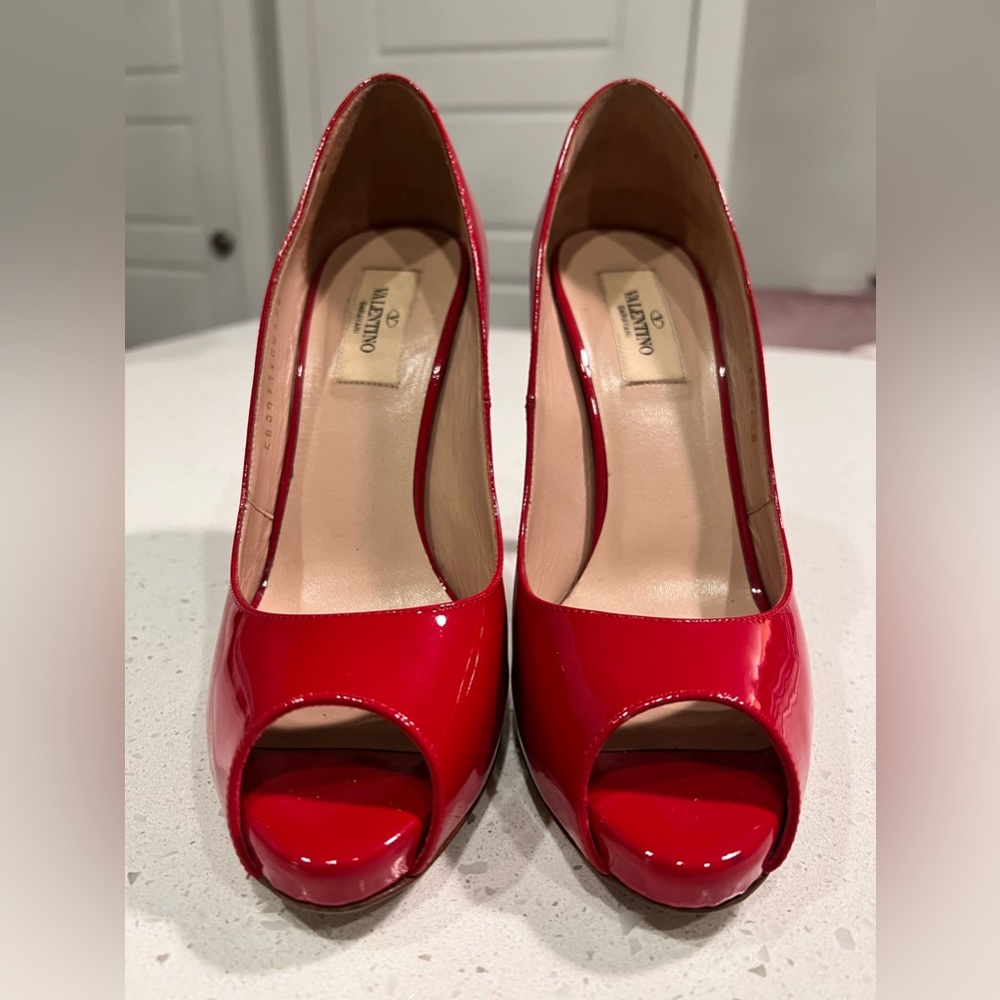 Valentino red patent leather pumps. Size 38. 4 inch heel - Picture 4 of 6